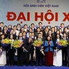 Chủ tịch nước Võ Văn Thưởng cùng các lãnh đạo Đảng và Nhà nước chúc mừng Ban Chấp hành Hội Sinh viên Việt Nam khóa XI. (Ảnh: Thống Nhất/TTXVN)