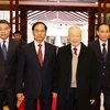 Tổng Bí thư Nguyễn Phú Trọng và các đại biểu tham quan trưng bày ảnh về Ngoại giao Việt Nam. (Ảnh: Trí Dũng/TTXVN)