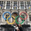 Biểu tượng Olympic tại Paris, Pháp. (Ảnh: AFP/TTXVN)