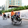 Khách quốc tế tham quan trung tâm Thành phố Hồ Chí Minh bằng xích lô. (Ảnh: Hồng Đạt/TTXVN)