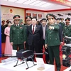 Chủ tịch Quốc hội Vương Đình Huệ tham quan khu trưng bày các sản phẩm công nghiệp quốc phòng. (Ảnh: Doãn Tấn/TTXVN)
