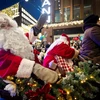 Các nghệ sỹ trong trang phục Ông già Noel tại Lễ Khai mạc chợ Giáng sinh tại Helsinki, Phần Lan. (Ảnh: THX/TTXVN)