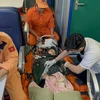 Chăm sóc y tế cho bệnh nhân trên tàu SAR 274. (Ảnh: TTXVN phát)