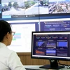 Nhân viên Trung tâm Giám sát Dịch vụ Hành chính tỉnh Tây Ninh công làm việc trên phần mềm giám sát tình hình xử lý thủ tục hành chính chi tiết của cấp xã/phường. (Ảnh: Hồng Đạt/TTXVN)