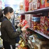 Người dân mua sắm hàng hóa tại siêu thị. (Nguồn: TTXVN)