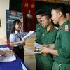 Đông đảo hạ sỹ quan, binh sỹ xuất ngũ tham gia tìm việc tại Sàn giới thiệu việc làm và tư vấn học nghề. (Ảnh: Thanh Vũ/TTXVN)