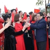 Thủ tướng Phạm Minh Chính thăm, chúc Tết nhân dân khu vực Cửa khẩu Quốc tế Trà Lĩnh. (Ảnh: Dương Giang/TTXVN)