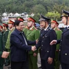 Thủ tướng Phạm Minh Chính thăm, chúc Tết các lực lượng đang thực hiện nhiệm vụ tại Cửa khẩu Quốc tế Trà Lĩnh. (Ảnh: Dương Giang/TTXVN)