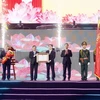 Chủ tịch nước Võ Văn Thưởng trao tặng Huân chương Lao động hạng Nhất cho Đảng bộ, chính quyền và nhân dân tỉnh Hậu Giang. (Ảnh: Thống Nhất/TTXVN)