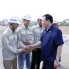 Chủ tịch Quốc hội Vương Đình Huệ động viên kỹ sư, công nhân đang thi công dự án. (Ảnh: An Đăng/TTXVN)