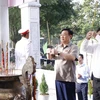 Chủ tịch Quốc hội Vương Đình Huệ dâng hương tưởng niệm các Anh hùng liệt sỹ tại Nghĩa trang Liệt sỹ Đồi 82, tỉnh Tây Ninh. (Ảnh: An Đăng/TTXVN)