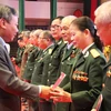 Ông Nguyễn Văn Phong, Phó Bí thư Thành ủy Hà Nội trao quà cho các cựu chiến binh, cựu quân tình nguyện, cựu chuyên gia. (Ảnh: TTXVN phát)