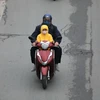 Người dân Thủ đô trang bị áo ấm khi tham gia giao thông. (Ảnh: Thanh Tùng/TTXVN)