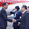 Chủ nhiệm Văn phòng Chủ tịch nước Lê Khánh Hải đón Tổng thống Indonesia Joko Widodo tại sân bay quốc tế Nội. (Ảnh: An Đăng/TTXVN)