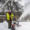 Công nhân dọn tuyết tại Des Moines, bang Iowa, Mỹ. (Ảnh: AFP/TTXVN)