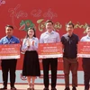 Trao bảng biểu trưng gói bảo trợ dài hạn cho 371 trẻ em mồ côi do COVID-19 trên địa bàn Đồng Nai, Bình Dương và Thành phố Hồ Chí Minh. (Ảnh: Lê Xuân/TTXVN)