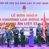 Phó Chủ tịch nước Võ Thị Ánh Xuân trao Huân chương Lao động hạng Ba cho Hội Hỗ trợ Gia đình Liệt sỹ Việt Nam. (Ảnh: Minh Đức/TTXVN)