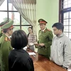 Cơ quan Cảnh sát Điều tra thi hành quyết định khởi tố bị can, lệnh bắt tạm giam đối với Đào Xuân Hùng. (Ảnh: TTXVN phát)