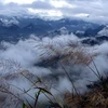 Đứng trên đỉnh Lao Tỷ Phùng, du khách được chiêm ngưỡng vẻ đẹp hùng vĩ của núi rừng Tây Bắc. (Ảnh: Quý Trung/TTXVN)