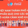 Hội Liên hiệp Thanh niên Việt Nam Thành phố Hồ Chí Minh tặng quà Tết cho các gia đình thanh niên công nhân có hoàn cảnh khó khăn. (Ảnh: Hồng Giang/TTXVN)