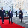 Thủ tướng Romania Ion-Marcel Ciolacu đón Thủ tướng Phạm Minh Chính thăm chính thức Romania. (Ảnh: Dương Giang/TTXVN)