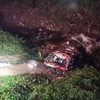 Chiếc xe gặp nạn bị lao xuống vực sâu khoảng 20 mét, hư hỏng nặng. (Ảnh: TTXVN phát)
