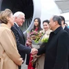 Chủ nhiệm Văn phòng Chủ tịch nước Lê Khánh Hải đón Tổng thống Cộng hòa Liên bang Đức Frank-Walter Steinmeier và Phu nhân tại Sân bay Quốc tế Nội Bài. (Ảnh: An Đăng/TTXVN)