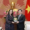 Chủ tịch Quốc hội Vương Đình Huệ tặng quà lưu niệm cho Đại sứ New Zealand tại Việt Nam Tredene Dobson. (Ảnh: Nhan Sáng/TTXVN)
