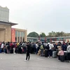 Người dân Trung Quốc tại Cửa khẩu Móng Cái từ 7 giờ sáng chờ làm thủ tục xuất cảnh. (Ảnh: Văn Đức/TTXVN)