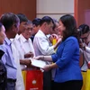 Phó Chủ tịch nước Võ Thị Ánh Xuân trao quà Tết cho các gia đình chính sách có hoàn cảnh khó khăn. (Ảnh: Chương Đài/TTXVN)