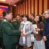 Thượng tướng Hoàng Xuân Chiến, Ủy viên Trung ương Đảng, Thứ trưởng Bộ Quốc phòng trao đổi với các phóng viên tại buổi gặp mặt. (Ảnh: Trọng Đức/TTXVN)