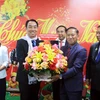 Tỉnh trưởng tỉnh Kampong Speu Vei Samnang tặng hoa chúc Tết Chủ tịch Ủy ban Nhân dân tỉnh Vĩnh Long Lữ Quang Ngời. (Ảnh: Phạm Minh Tuấn/TTXVN)