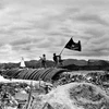 Ngày 7/5/1954, toàn bộ Tập đoàn cứ điểm của địch ở Điện Biên Phủ đã bị tiêu diệt. Lá cờ 'Quyết chiến, Quyết thắng' của Quân đội Nhân dân Việt Nam tung bay trên nóc hầm tướng De Castries, kết thúc cuộc kháng chiến chống Pháp oanh liệt đầy hy sinh, gian khổ kéo dài suốt 9 năm. (Ảnh: Triệu Đại/TTXVN)