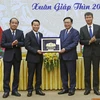 Chủ tịch Quốc hội Vương Đình Huệ tặng quà cho Ban Chấp hành Đảng bộ tỉnh Yên Bái. (Ảnh: Nhan Sáng/TTXVN)