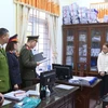 Cơ quan công an đọc lệnh khởi tố các cán bộ thuộc Cục Thuế khu vực Sầm Sơn-Quảng Xương. (Ảnh: TTXVN phát)