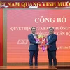 Bí thư Tỉnh ủy Quảng Bình Vũ Đại Thắng trao quyết định và tặng hoa chúc mừng ông Phan Mạnh Hùng. (Nguồn: Báo Quảng Bình)