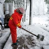 Công nhân dọn tuyết tại tỉnh Hồ Nam, Trung Quốc. (Ảnh: THX/TTXVN)