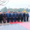 Các lãnh đạo, nguyên lãnh đạo Đảng, Nhà nước cùng các đại biểu thành kính tưởng niệm Chủ tịch Hồ Chí Minh. (Ảnh: An Đăng/TTXVN)