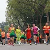Cùng nhau chạy sáng ngày đầu tiên trong năm là sở thích của nhiều người dân ở Hà Nội. (Ảnh: Nhật Anh/TTXVN)