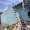 Một căn nhà ở Cần Thơ bị sụp xuống sông do sạt lở. (Ảnh: Thanh Liêm/TTXVN)