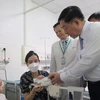 Trưởng Ban Tuyên giáo Trung ương Nguyễn Trọng Nghĩa tặng quà cho bệnh nhi điều trị tại Bệnh viện Nhi đồng Thành phố Hồ Chí Minh. (Ảnh: Đinh Hằng/TTXVN)