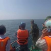 Lực lượng tìm kiếm Bộ đội Biên phòng Quảng Ngãi triển khai công tác tìm kiếm 2 ngư dân. (Ảnh: TTXVN phát)