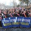Các bác sỹ tham gia đình công phản đối kế hoạch tuyển thêm sinh viên y khoa tại Yongsan, Hàn Quốc, ngày 25/2. (Ảnh: Yonhap/TTXVN)