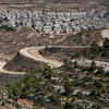Khu định cư Givat Zeev của Israel (phía sau) và những ngôi làng của Palestine (phía trước) gần thành phố Ramallah, Bờ Tây, ngày 8/9/2023. (Ảnh: AFP/TTXVN)