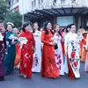 Các đại biểu cùng người dân trong trang phục áo dài thướt tha trên các con đường tại Thành phố Hồ Chí Minh trong khuôn khổ Lễ hội Áo dài Thành phố Hồ Chí Minh lần thứ 9 năm 2023. (Ảnh: Thu Hương/TTXVN)
