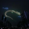 Màn trình diễn ánh sáng nghệ thuật bằng drone chào Xuân mới trên bầu trời Hà Nội. (Ảnh: Huy Hùng/TTXVN)