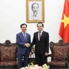 Phó Thủ tướng Trần Lưu Quang tiếp Tổng giám đốc Tổ hợp Samsung Việt Nam Choi Joo Ho. (Ảnh: An Đăng/TTXVN)