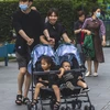 Một gia đình có 2 con tại Trung Quốc. (Nguồn: EFE-EPA/TTXVN)