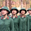 Trang nghiêm hát Quốc ca trong buổi chào cờ đầu tuần đầu tiên trong màu áo quân nhân. (Ảnh: Xuân Khu/TTXVN)