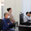 Bị cáo Lê Minh Quang và Cao Thị Thu Bích tại phiên tòa. (Ảnh: TTXVN phát)